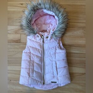 Sleeveless pink coat with fake fur on the hood